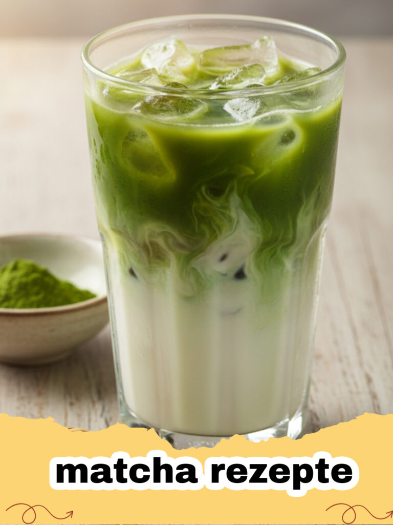 matcha rezepte - Ein cremiger grüner Matcha Latte in einer weißen Tasse mit feinem Milchschaum.