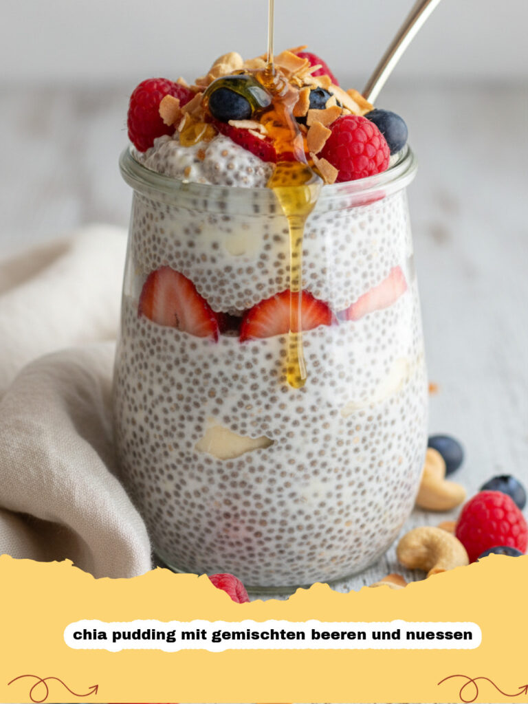 chia pudding mit gemischten beeren und nuessen - Ein Glas mit cremigem Chia Pudding, garniert mit frischen Himbeeren, Heidelbeeren und gehackten Walnüssen.
