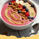 cremige beeren smoothie bowl mit toppings - Eine wunderschön angerichtete cremige Beeren Smoothie Bowl mit frischen Beeren, Granola und Kokosraspeln