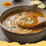 cremige suedlaendische linsensuppe mit kokosmilch - Eine Schale cremige südindische Linsensuppe mit Kokosmilch, garniert mit frischem Koriander.