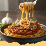 cremige vegane linsen bolognese mit spaghetti - Teller mit cremiger veganer Linsen Bolognese und Spaghetti, garniert mit frischem Basilikum.