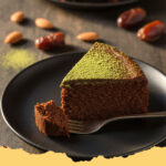 cremiger schokokuchen ohne backen mit avocado - Ein Stück cremiger Schokokuchen ohne Backen mit Avocado, garniert mit frischen Himbeeren und Minze.