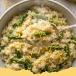 fruehlings spargelrisotto mit zitrone und parmesan - Cremiges Frühlings Spargelrisotto mit Zitrone und Parmesan in einer weißen Schale, garniert mit frischer Petersilie und Zitronenzesten