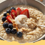 cremiges haferflocken porridge mit frischen beeren - Ein dampfendes cremiges Haferflocken Porridge mit frischen Beeren, garniert mit weiteren Beeren und Nüssen in einer rustikalen Schale.