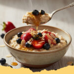 cremiges haferflocken porridge mit frischen beeren - Nahaufnahme eines cremigen Haferflocken Porridges mit frischen Heidelbeeren, Himbeeren und einem Spritzer Ahornsirup in einer rustikalen Schale.