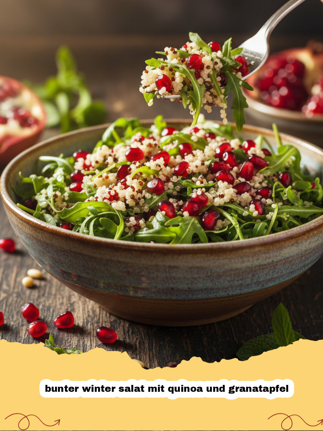 bunter winter salat mit quinoa und granatapfel - Bunter Winter Salat mit Quinoa und Granatapfel in einer großen Schüssel, von oben fotografiert, mit Holzschale und Servierbesteck