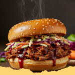zartes selbstgemachtes pulled beef burger mit coleslaw - Ein appetitlicher, selbstgemachter Pulled Beef Burger mit cremigem Coleslaw und goldbraun getoastetem Brötchen, servierfertig.