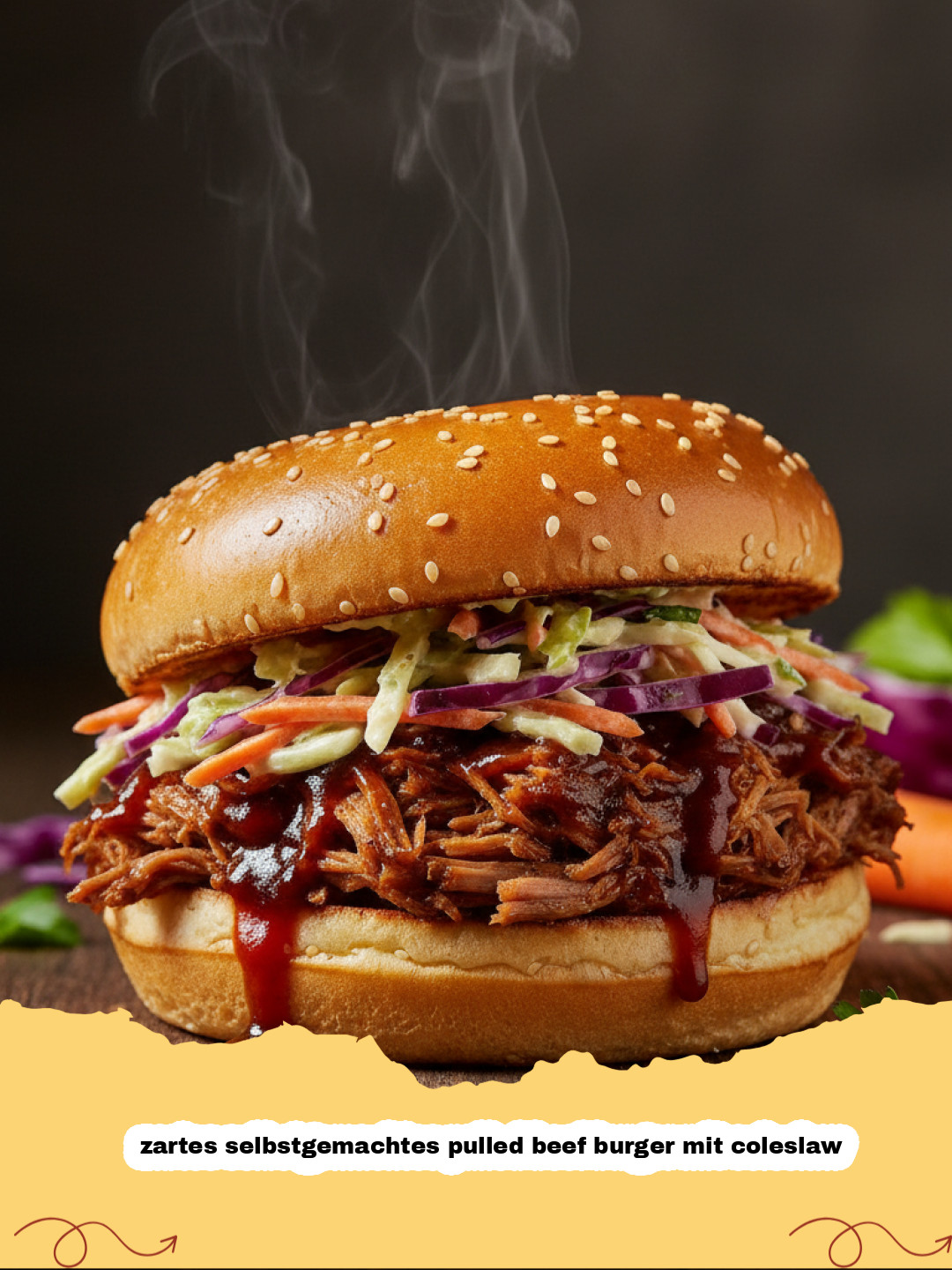 zartes selbstgemachtes pulled beef burger mit coleslaw - Ein appetitlicher, selbstgemachter Pulled Beef Burger mit cremigem Coleslaw und goldbraun getoastetem Brötchen, servierfertig.