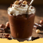 einfaches schokoladen haselnuss mousse ohne ei - Ein luftiges, einfaches Schokoladen-Haselnuss-Mousse ohne Ei in einem Glas, garniert mit ganzen Haselnüssen und Schokoladenraspeln.