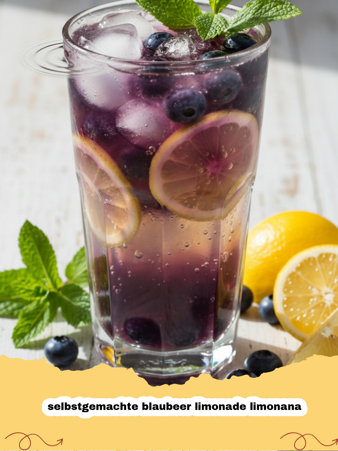 selbstgemachte blaubeer limonade limonana - Ein Glas selbstgemachte Blaubeer Limonade Limonana mit Eis, Minze und frischen Blaubeeren auf einem Holztisch.