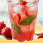 erfrischende erdbeer basilikum limonade - Ein Glas mit erfrischender Erdbeer Basilikum Limonade, garniert mit frischen Erdbeeren und Basilikumblättern, auf einem rustikalen Holztisch im Sommerlicht.