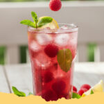 erfrischende himbeer limonana minz limonade - Ein Krug und Gläser voll mit erfrischender Himbeer Limonana Minz Limonade, garniert mit frischen Himbeeren, Minze und Zitronenscheiben.