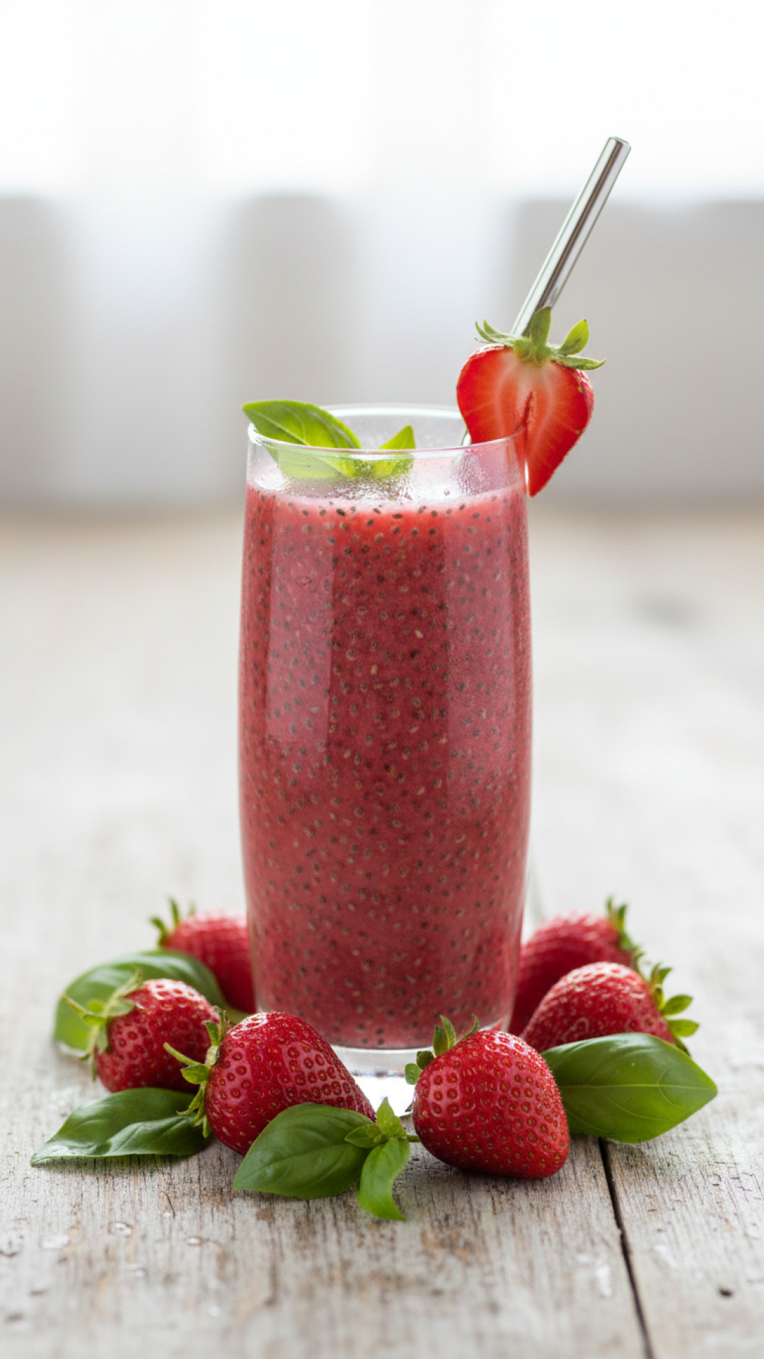 Erfrischender Erdbeer Basilikum Smoothie Preparation