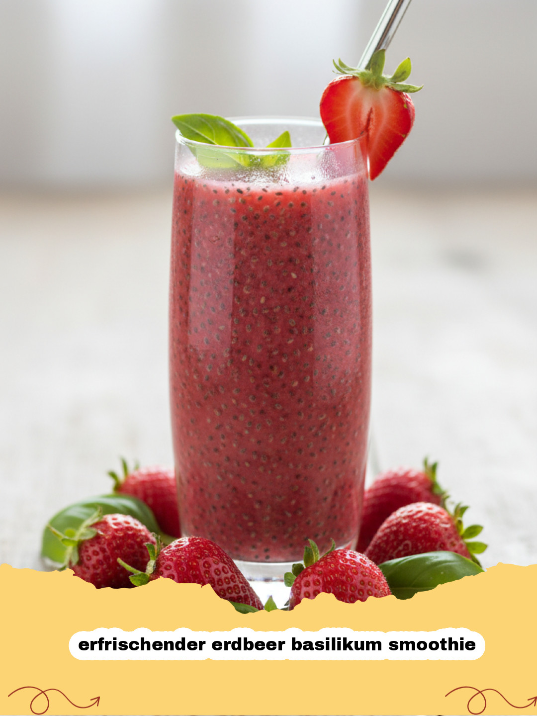 Ein Glas erfrischender erdbeer basilikum smoothie mit einer Erdbeere und Basilikum garniert