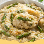fruehlings spargelrisotto mit zitrone und parmesan - Cremiges Frühlings Spargelrisotto mit Zitrone und Parmesan, garniert mit frischen Kräutern.