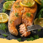 gebackener lachs mit dill und zitrone - Saftiger gebackener Lachs mit frischem Dill und Zitronenscheiben, bereit zum Servieren