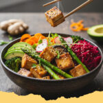 gebratene tofu bowl mit gemuese und misopaste - Eine köstliche gebratene Tofu Bowl mit knackigem Gemüse und cremiger Misopaste, bereit zum Genießen.