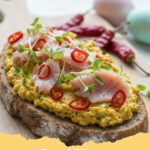 osterbrunch ideen rezepte - Frühlingshafte Eier-Muffins mit grünem Spargel und Bärlauch auf einem Ostertisch