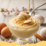 oster dessert rezepte - Ein wunderschön dekorierter Himmlischer Zitronen-Mohn-Käsekuchen mit Zitronenglasur und frischen Beeren auf einer Ostertafel.