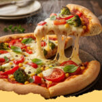 knusprige suedlaender gemuesepizza auf hefeteig - Eine köstliche knusprige Südländer Gemüsepizza, frisch aus dem Ofen, mit leuchtendem Gemüse und geschmolzenem Käse.