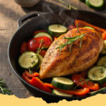 knuspriges ofengemuese mit haehnchenbrust - Knuspriges Ofengemüse mit Hähnchenbrust auf einem Backblech, appetitlich angerichtet