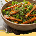 marokkanischer linsen karotten salat mit kreuzkuemmel dressing - Ein bunter marokkanischer Linsen Karotten Salat mit Kreuzkümmel Dressing in einer Schüssel, garniert mit frischen Kräutern.