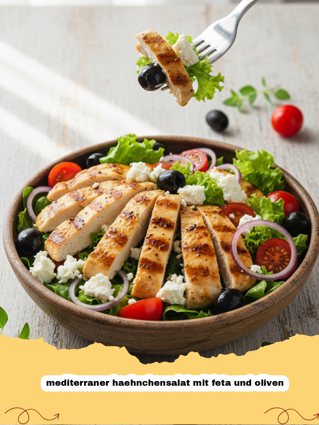 mediterraner haehnchensalat mit feta und oliven - Frischer mediterraner Hähnchensalat mit Feta, Oliven, Tomaten und Gurke in einer Schüssel auf einem Holztisch