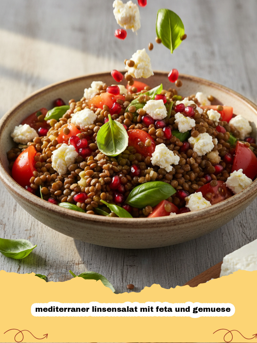 mediterraner linsensalat mit feta und gemuese - Ein farbenfroher mediterraner Linsensalat mit Feta, Tomaten, Gurke, Paprika und frischen Kräutern in einer großen Schüssel.