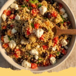 mediterraner quinoa salat mit feta und gemuese - Ein bunter mediterraner Quinoa Salat mit Feta, Tomaten, Gurken, Oliven und frischen Kräutern in einer großen Schüssel.