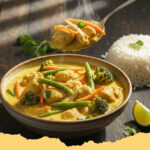 mildes haehnchen curry mit kokosmilch und gemuese - Cremiges, mildes Hähnchen Curry mit Kokosmilch und Gemüse, serviert mit Reis in einer Schüssel