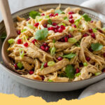 orientalischer haehnchensalat mit granatapfel - Ein bunter, frischer orientalischer Hähnchensalat mit Granatapfelkernen und Minze in einer Schüssel