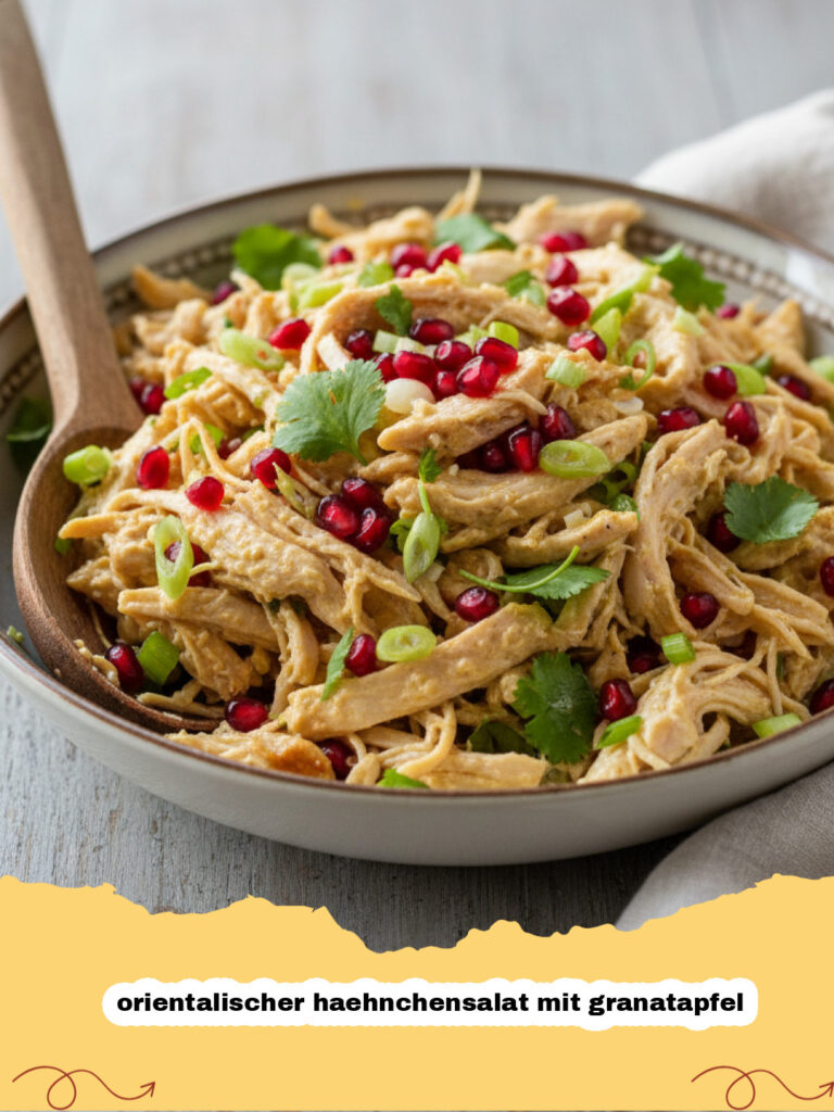 orientalischer haehnchensalat mit granatapfel - Ein bunter, frischer orientalischer Hähnchensalat mit Granatapfelkernen und Minze in einer Schüssel