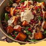 orientalischer linsensalat mit suesskartoffel und tahin dressing - Ein bunter orientalischer Linsensalat mit Süßkartoffel und cremigem Tahin-Dressing in einer weißen Schale.