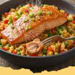 gebackener lachs mit miso honig glasur auf gemuesereis - Gebackener Lachs mit Miso-Honig-Glasur auf einem Bett aus farbenfrohem Gemüsereis, garniert mit Frühlingszwiebeln und Sesam.