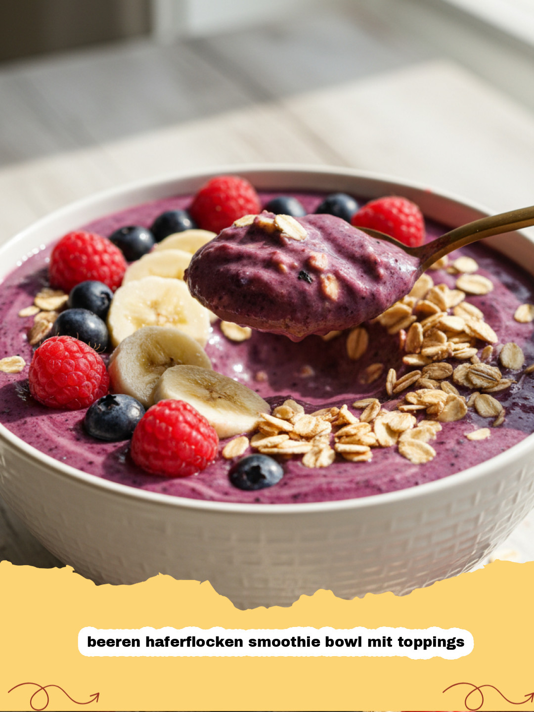 beeren haferflocken smoothie bowl mit toppings - Eine köstliche Beeren Haferflocken Smoothie Bowl mit frischen Beeren, Chiasamen und Kokoschips auf einem Holztisch.