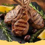 gegrillte lammkoteletts mit rosmarin und thymian - Saftige gegrillte Lammkoteletts mit frischem Rosmarin und Thymian auf einem Grillrost