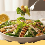 haehnchen caesar salad bowl mit selbstgemachten croutons - Eine Hähnchen Caesar Salad Bowl mit selbstgemachten Croutons, von oben fotografiert, mit frischen Zutaten.