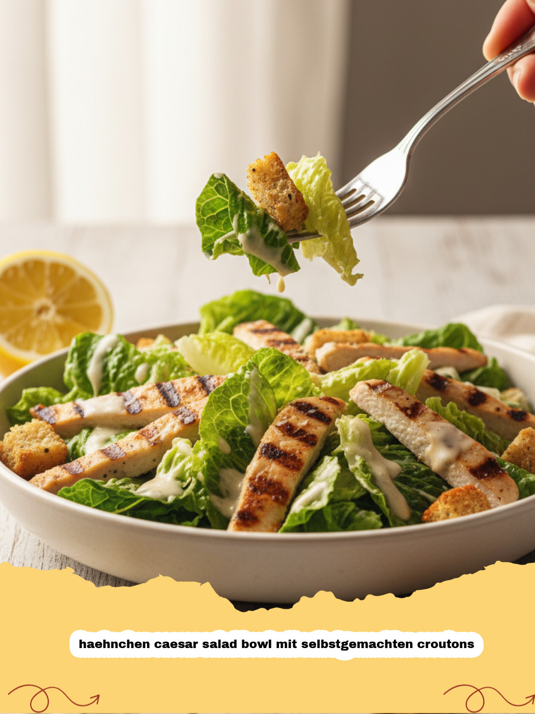 haehnchen caesar salad bowl mit selbstgemachten croutons - Eine Hähnchen Caesar Salad Bowl mit selbstgemachten Croutons, von oben fotografiert, mit frischen Zutaten.