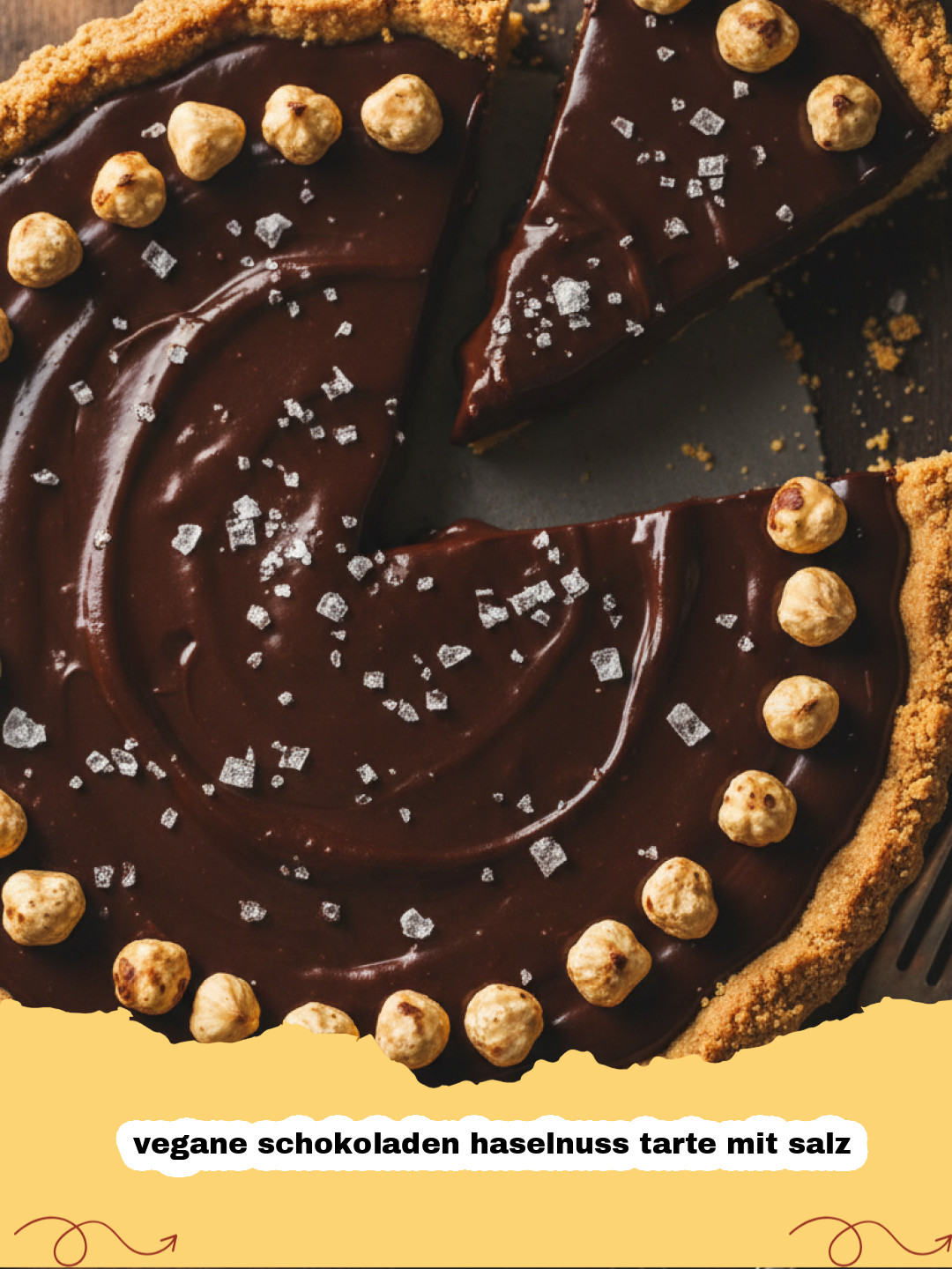 vegane schokoladen haselnuss tarte mit salz - Vegane Schokoladen-Haselnuss-Tarte mit Salz, angeschnitten, mit cremiger Füllung und knusprigem Boden, garniert mit etwas grobem Meersalz und frischen Himbeeren
