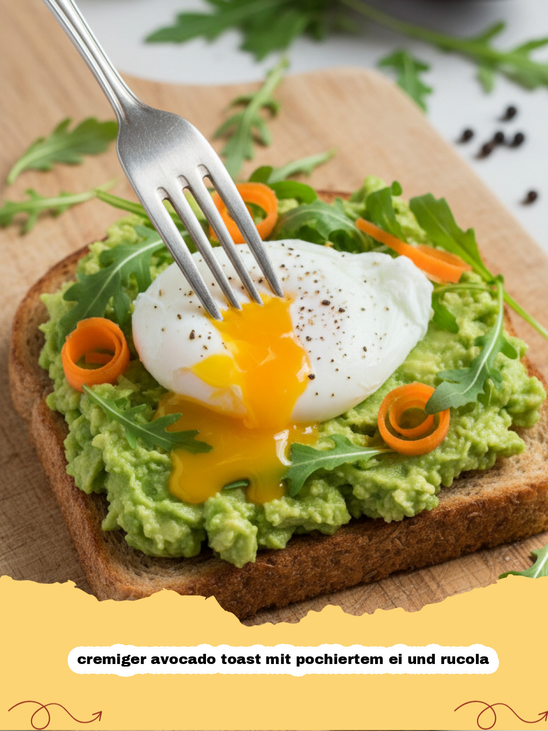 cremiger avocado toast mit pochiertem ei und rucola - Cremiger Avocado Toast mit perfekt pochiertem Ei und frischem Rucola, bestreut mit Chiliflocken auf einem Holztisch.
