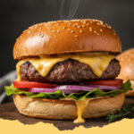 saftige halal beef burger mit selbstgemachtem brioche bun - Ein perfekt angerichteter, saftiger Halal Beef Burger mit goldenem Brioche Bun, geschmolzenem Käse und frischen Beilagen auf einem Holzbrett.