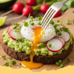 cremiges avocado ei brot mit radieschen - Cremiges Avocado Ei Brot mit Radieschen auf Holzbrett