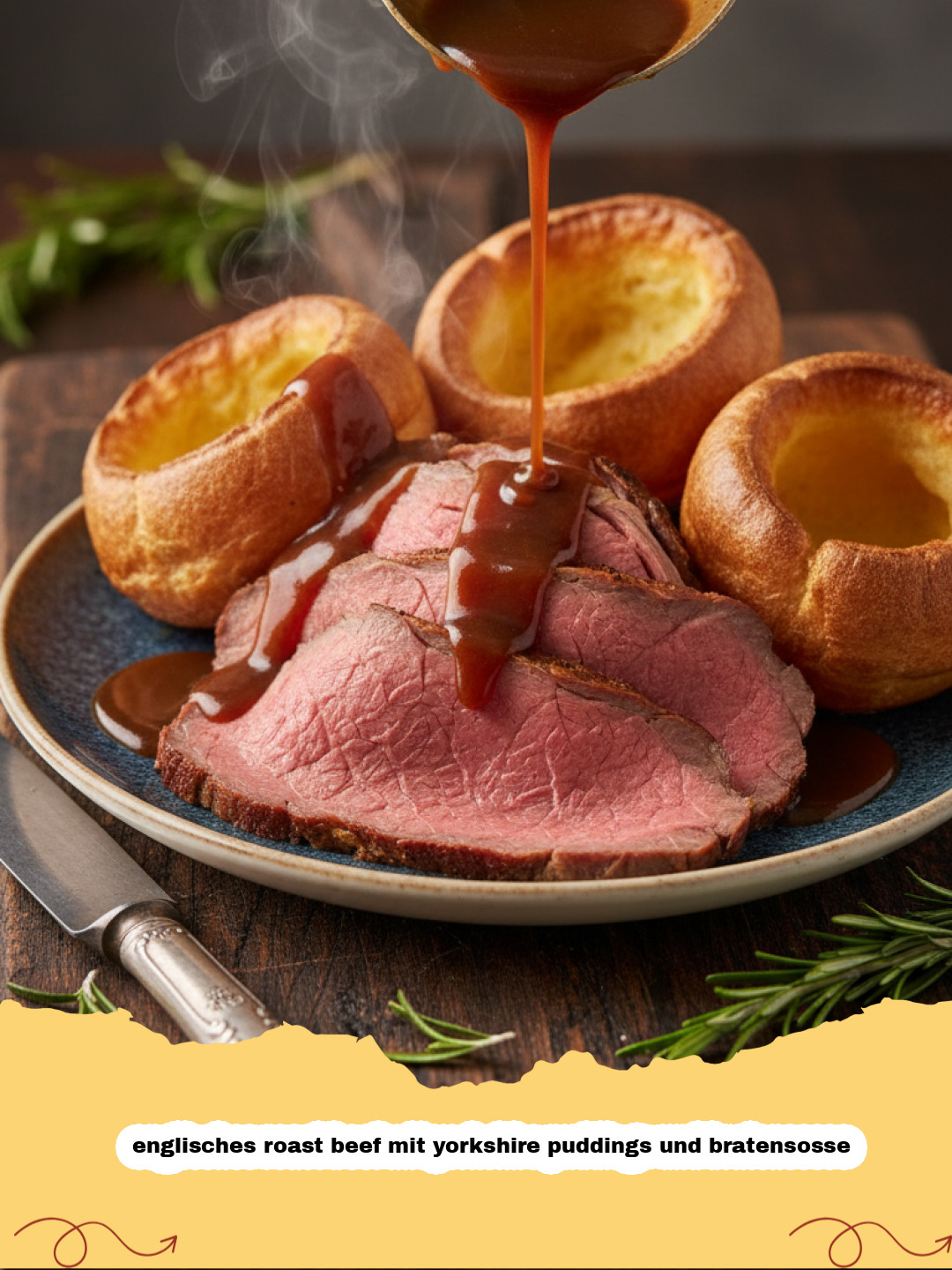 englisches roast beef mit yorkshire puddings und bratensosse - Ein serviertes englisches Roast Beef mit Yorkshire Puddings und glänzender Bratensosse