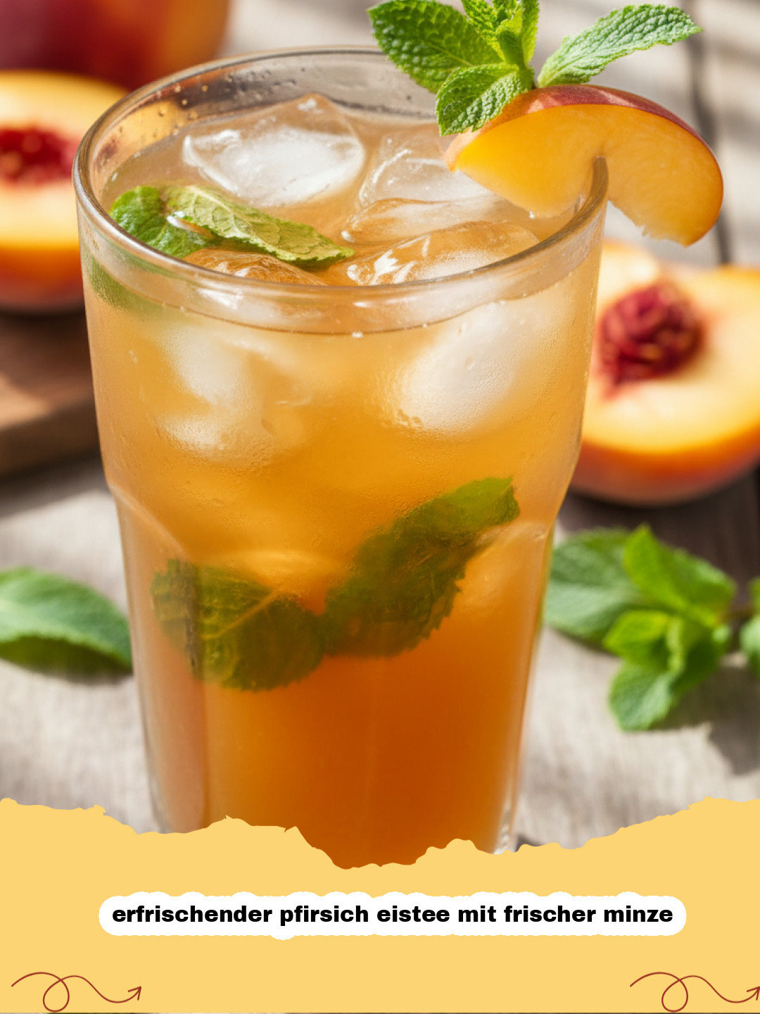 Ein Glas erfrischender pfirsich eistee mit frischer minze und Eiswürfeln auf einem Holztisch