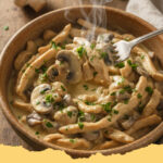 puten geschnetzeltes in rahmsauce mit pilzen - Cremiges Puten Geschnetzeltes in Rahmsauce mit Pilzen, garniert mit frischer Petersilie und serviert mit Nudeln