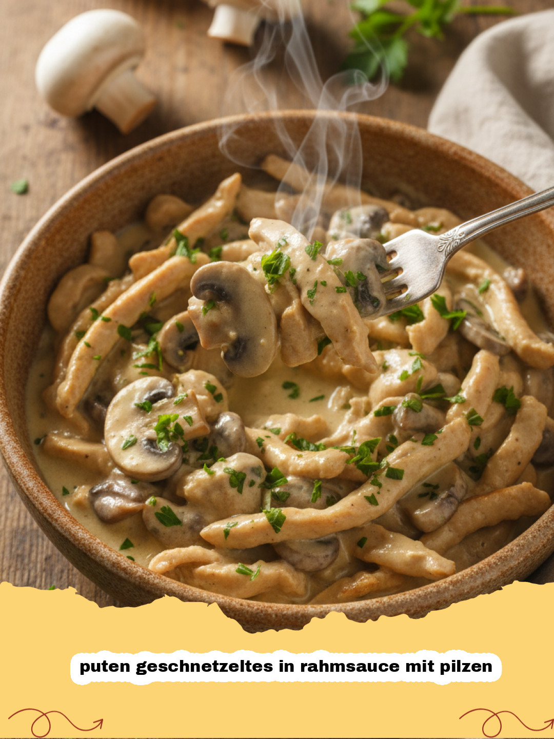 puten geschnetzeltes in rahmsauce mit pilzen - Cremiges Puten Geschnetzeltes in Rahmsauce mit Pilzen, garniert mit frischer Petersilie und serviert mit Nudeln