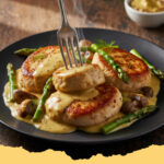 zarte putenmedaillons in senf sahne sauce - Ein Teller mit zarten Putenmedaillons, überzogen mit cremiger Senf-Sahne-Sauce, garniert mit frischer Petersilie. Dazu wird Reis serviert.