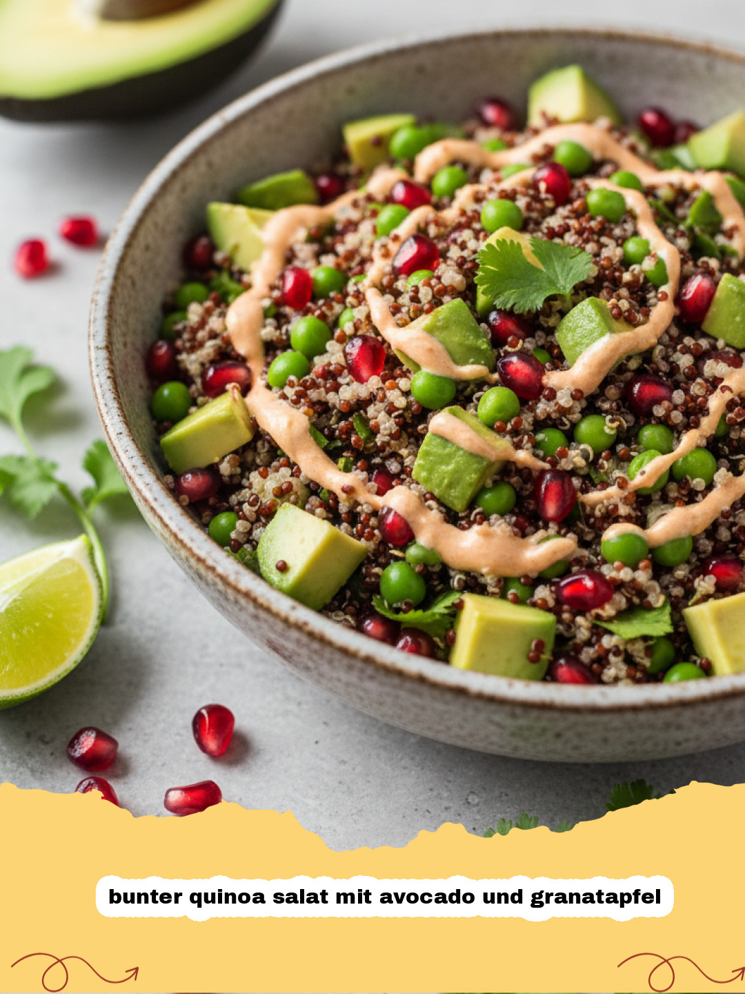 bunter quinoa salat mit avocado und granatapfel - Bunter Quinoa Salat mit Avocado und Granatapfel in einer Schüssel