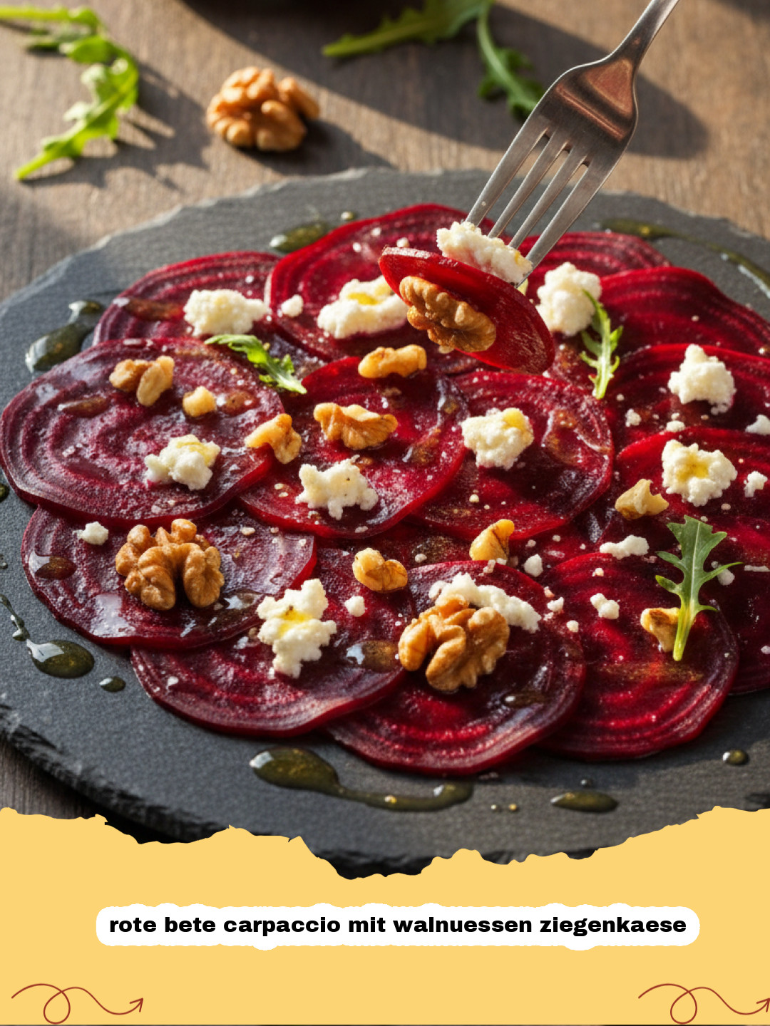 rote bete carpaccio mit walnuessen ziegenkaese - Ein wunderschönes Rote Bete Carpaccio mit Walnüssen und Ziegenkäse, garniert mit frischen Kräutern auf einem weißen Teller.