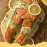 lachsfilets in cremiger zitronen dill sauce - Servierte Lachsfilets in cremiger Zitronen-Dill-Sauce mit frischem Dill garniert.